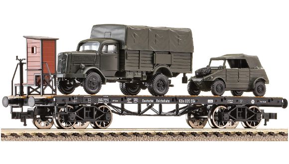 4 axle Flat car loaded with 2 German army Opel Blitz trucks<br /><a href='images/pictures/Fleischmann/528501.jpg' target='_blank'>Full size image</a>